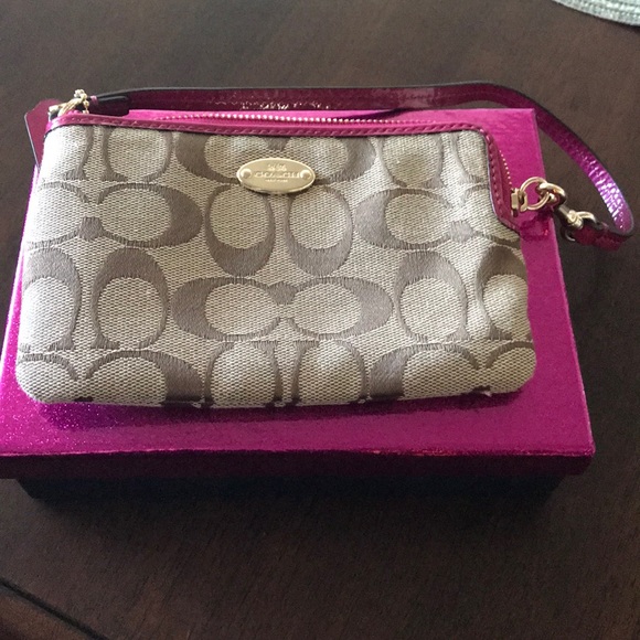 New coach wristlet - Picture 1 of 4